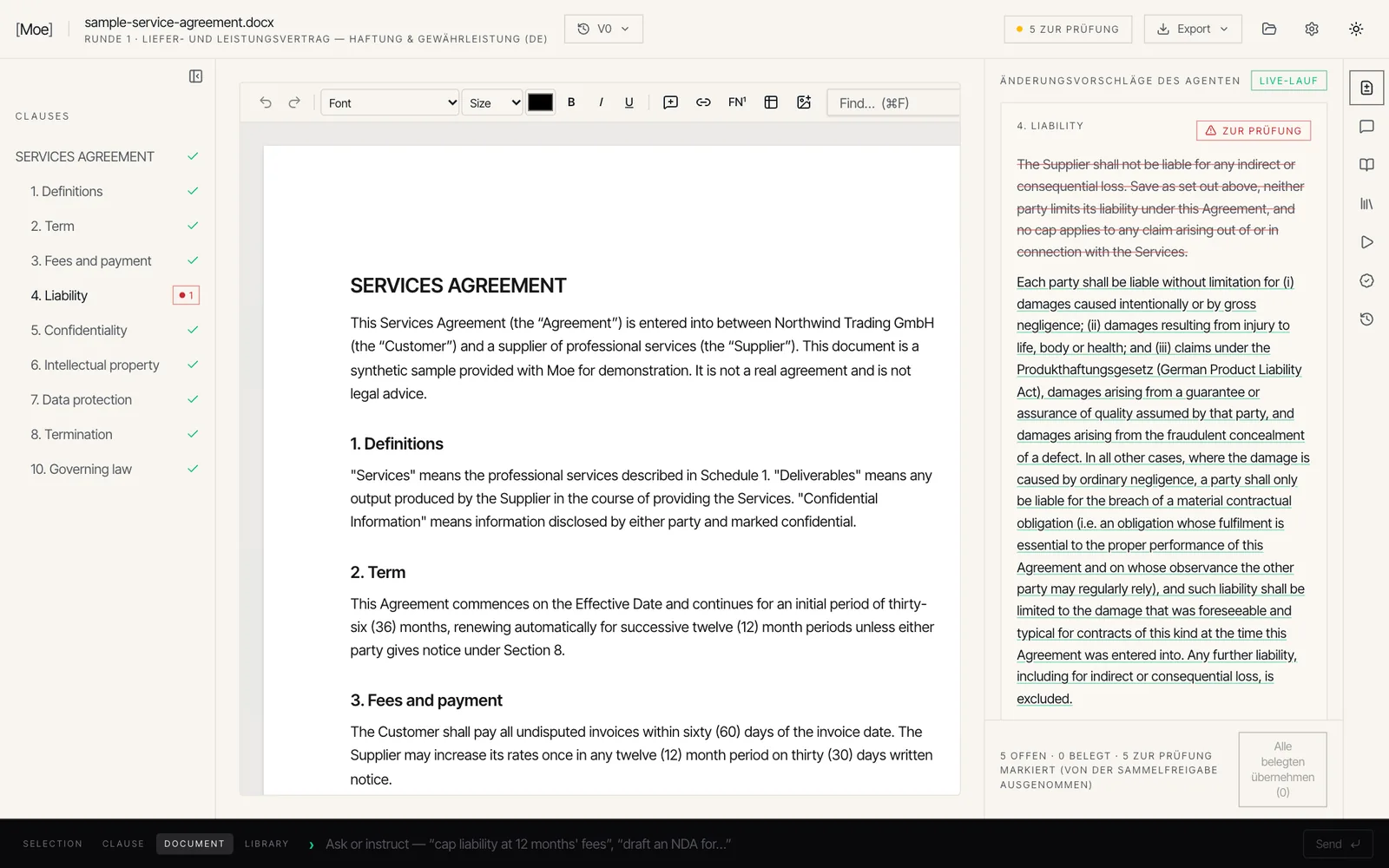Ein Dienstleistungsvertrag in ContractNegotiator: links die Gliederung mit markierten Klauseln, in der Mitte der Vertrag, rechts ein Änderungsvorschlag zur Haftungsklausel